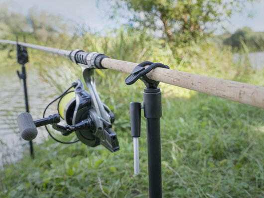 Držiak prúta s poistkou delphin lox / 1x držiak +2x gumička  - 101006077_6